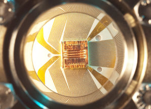 Miniaturized ion trap for the simultaneous use of different ion strings for processing quantum information.
