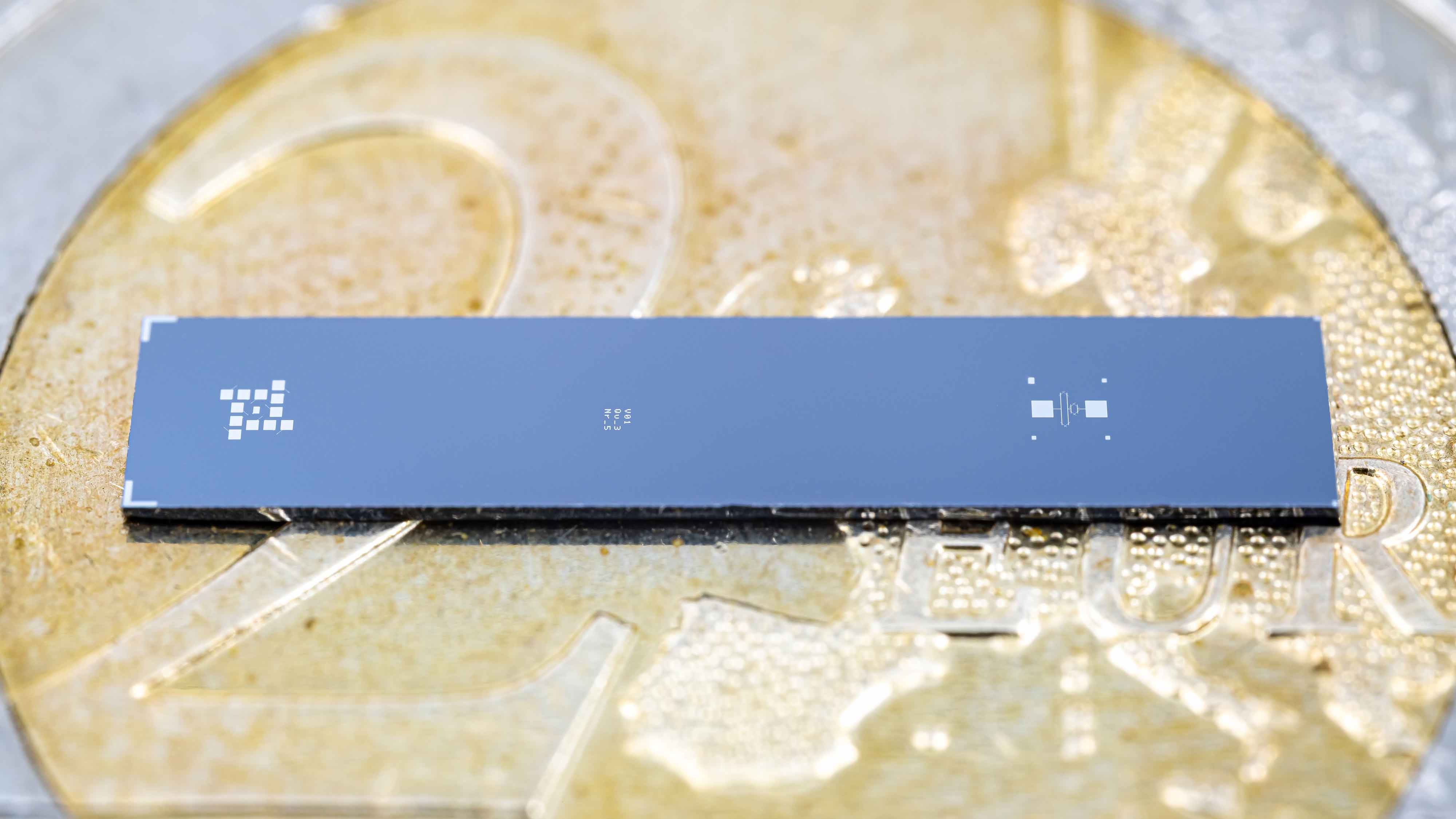 Superconducting magnetic field sensor