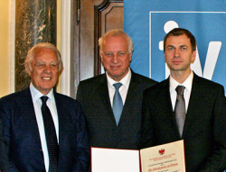 Preisträger Wolfgang Lechner (re.) mit Wallnöfer-Stiftungspräsident Oswald Mayr und Sparkassen-Siftungspräsident Karl Franz Pichler (li.) (Foto: IV-Tirol)