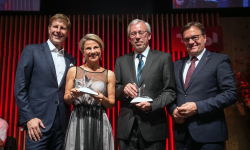 Der Club Tirol-Präsident Julian Hadschieff (links) und LH Günther Platter (rechts) übergaben den Tirolerinnen des Jahres 2019, Kristina Sprenger und Peter Zoller den Rising Star von Swaroski. 