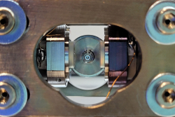 Sideview of the setup with the lens in the middle and the mirrors left and right. 