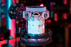 Much like a ship built in a glass bottle, the quantum gas microscope features its vacuum chamber and lens in a single glass cell, with lasers creating a light crystal in the chamber. 