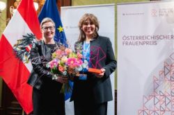 Zwei Personen mit einem Blumenstrauß  Bundesministerin Susanne Raab überreichte die Auszeichnung an die Physikerin Francesca Ferlaino.
