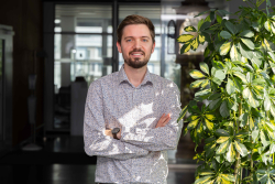 Porträtfoto von Torsten Zache mit verschränkten Armen