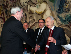 Bild: President Simon Peres presents the Wolf Prize to Peter Zoller. (Picture: Wolf Foundation)