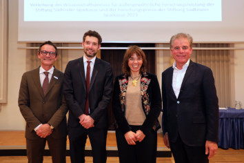 Vizerektor Bernhard Fügenschuh und der Präsident der Stiftung Konrad Bergmeister gratulierten Hannes Pichler und Francesca Ferlaino.